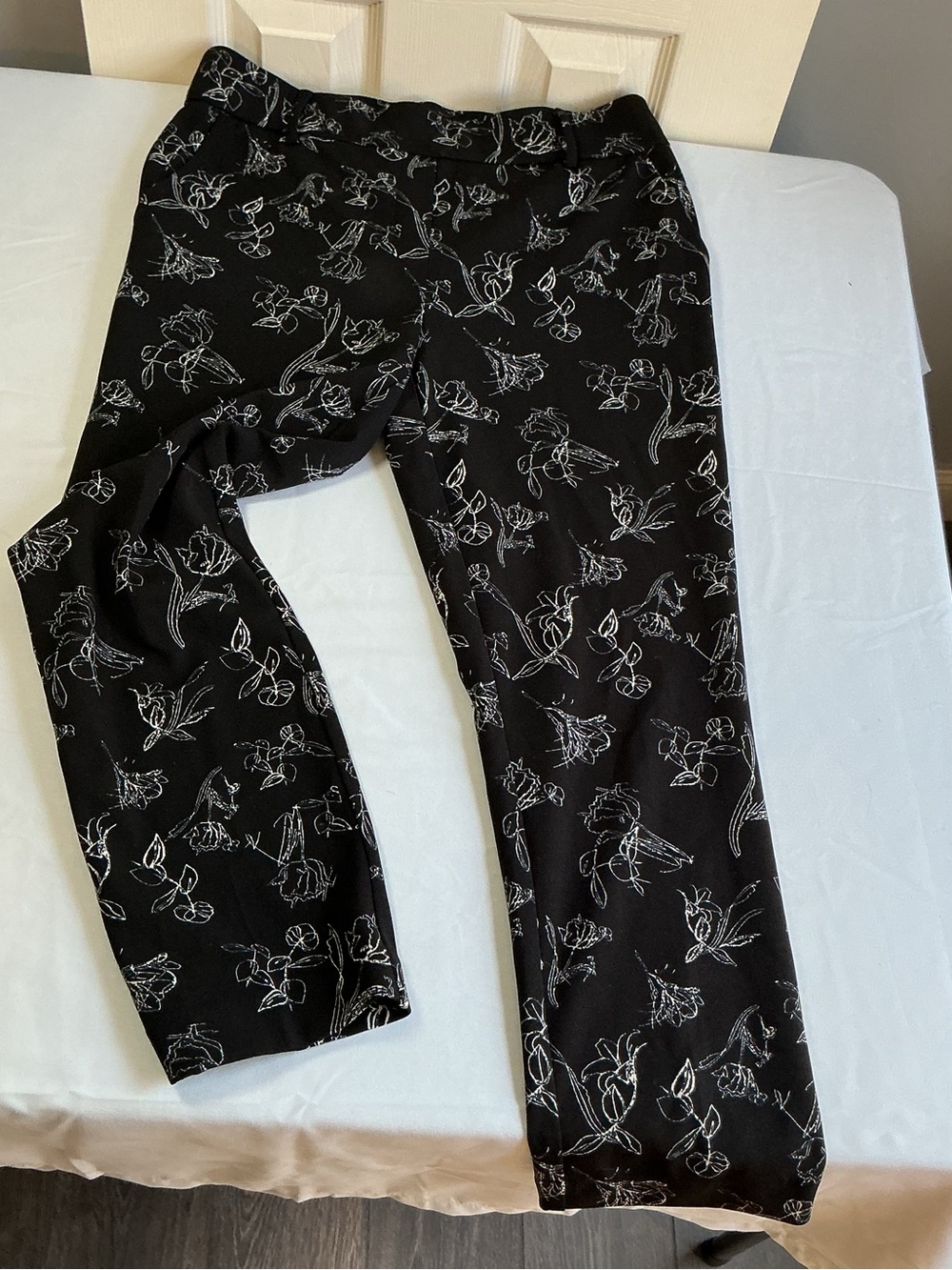 Jules & Leopold Black Leggings with White Floral Sketch Print